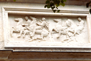 bas-relief du clotre du Palais Saint-Pierre  Lyon