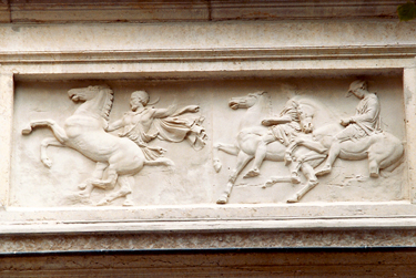 bas-relief du cloître du Palais Saint-Pierre à Lyon